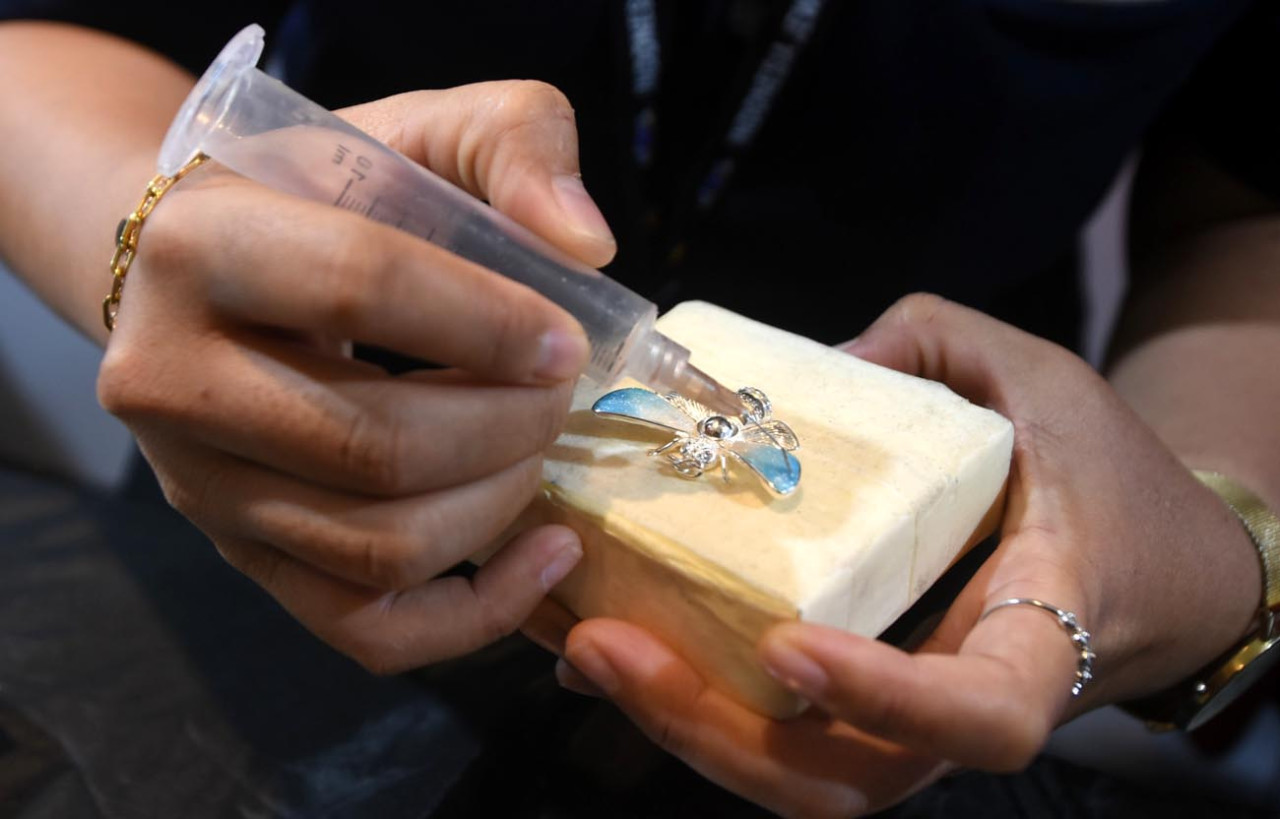 Teknologi asal Italia ini merupakan pemimpin dunia dalam bidang perawatan, pelapisan, dan finishing permukaan logam mulia, khususnya untuk industri perhiasan (jewellery). (Foto: Ali Masduki/jatimnow.com)