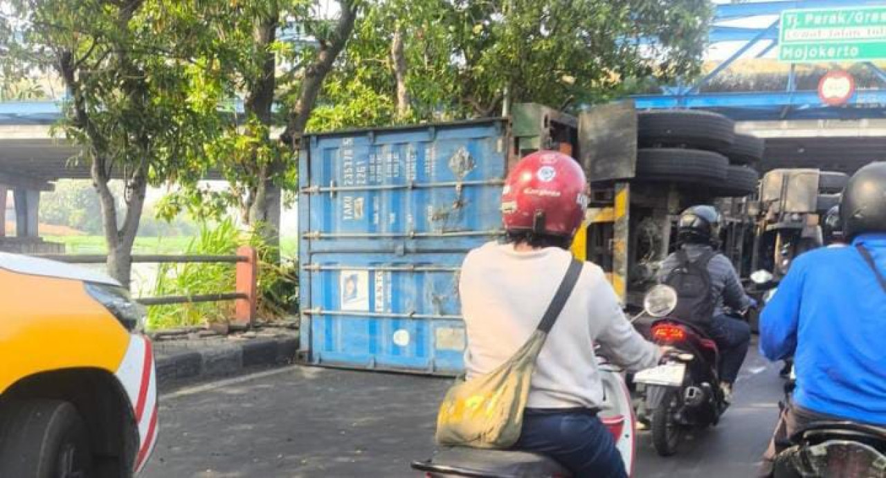 Kondisi kepadatan kendaraan imbas dari truk kontainer yang terguling di bawah flyover tol arah Mastrip sejak pagi. (Foto: Nur Ifansyah/jatimnow.com)
