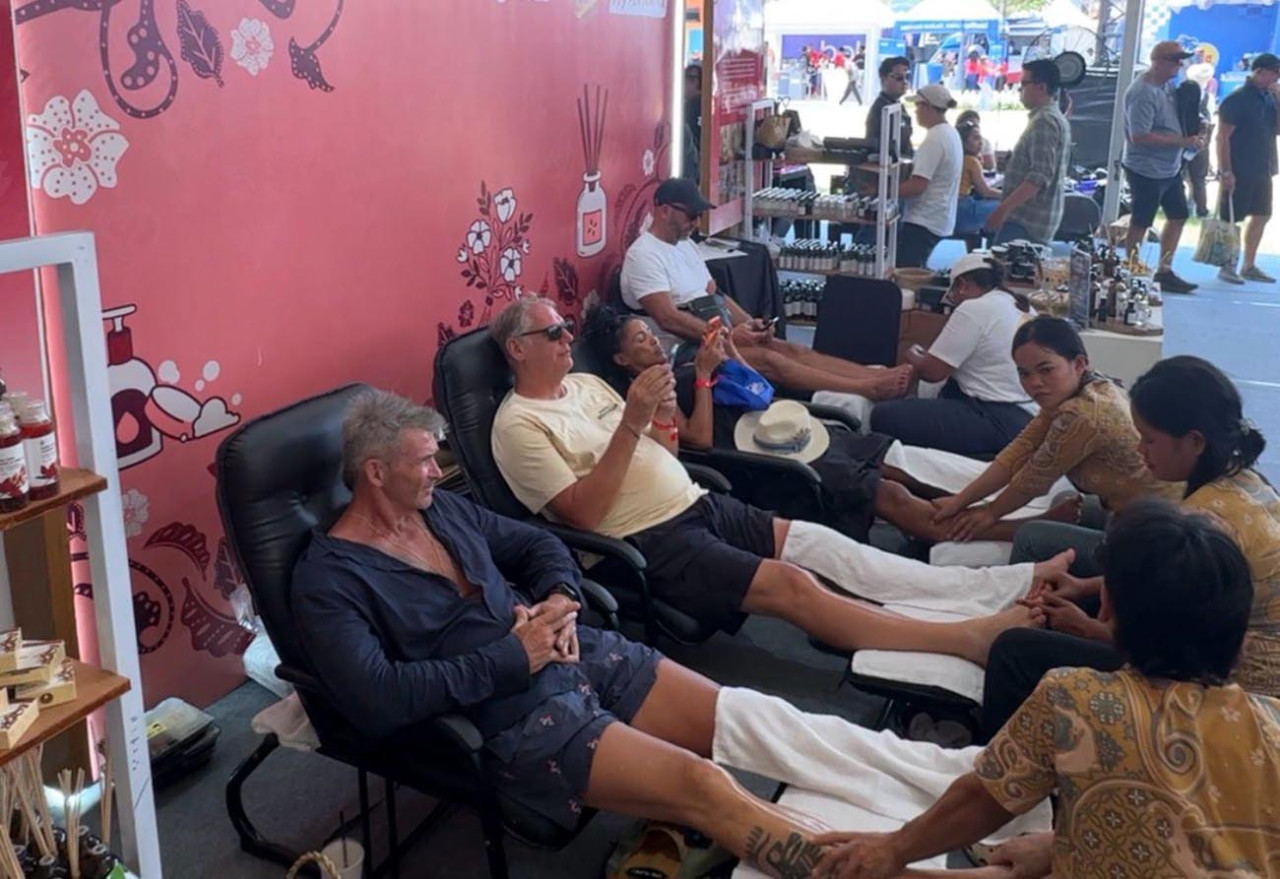 Perawatan tubuh diminati pengunjung domestik maupun mancanegara dalam perhelatan Pertamina Grand Prix of Indonesia 2026. (Foto: Pertamina for jatimnow.com)
