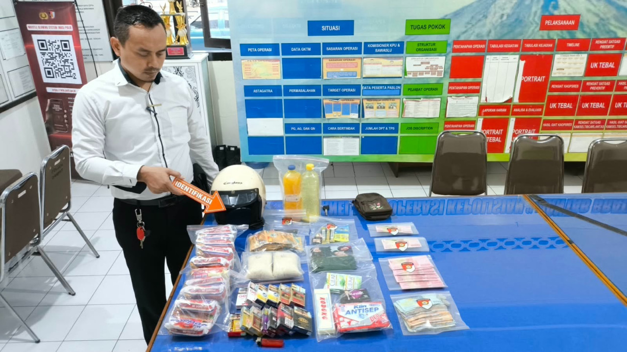 Barang bukti uang palsu dan belanjaan yang diamankan dari emak - emak pelaku pengedar uang palsu (Foto: Satreskrim Polres Malang for jatimnow.com)