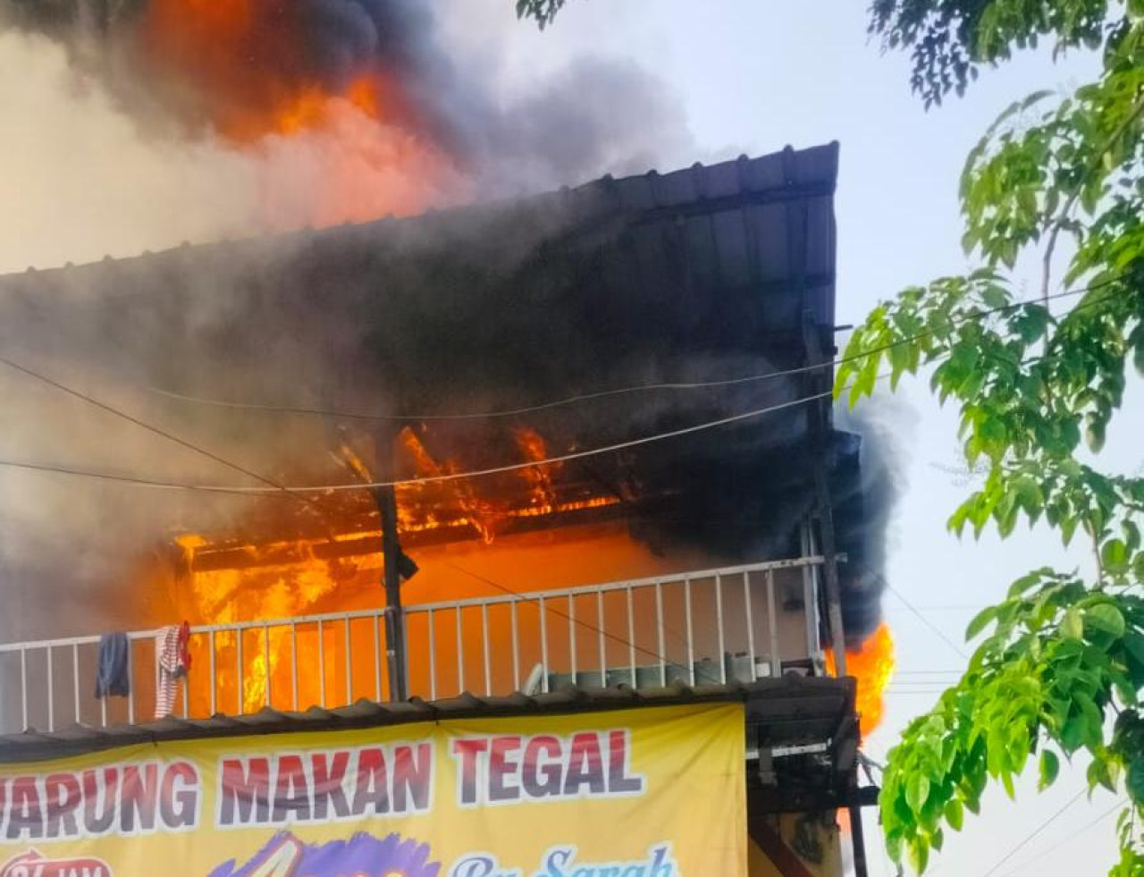 Diduga Korsleting Listrik, Warteg di Sukolilo Surabaya Terbakar