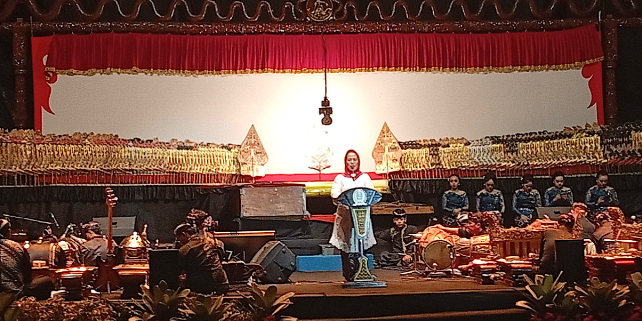Pagelaran wayang kulit di halaman DPRD Jatim. (Foto: Sujianto/jatimnow.com)