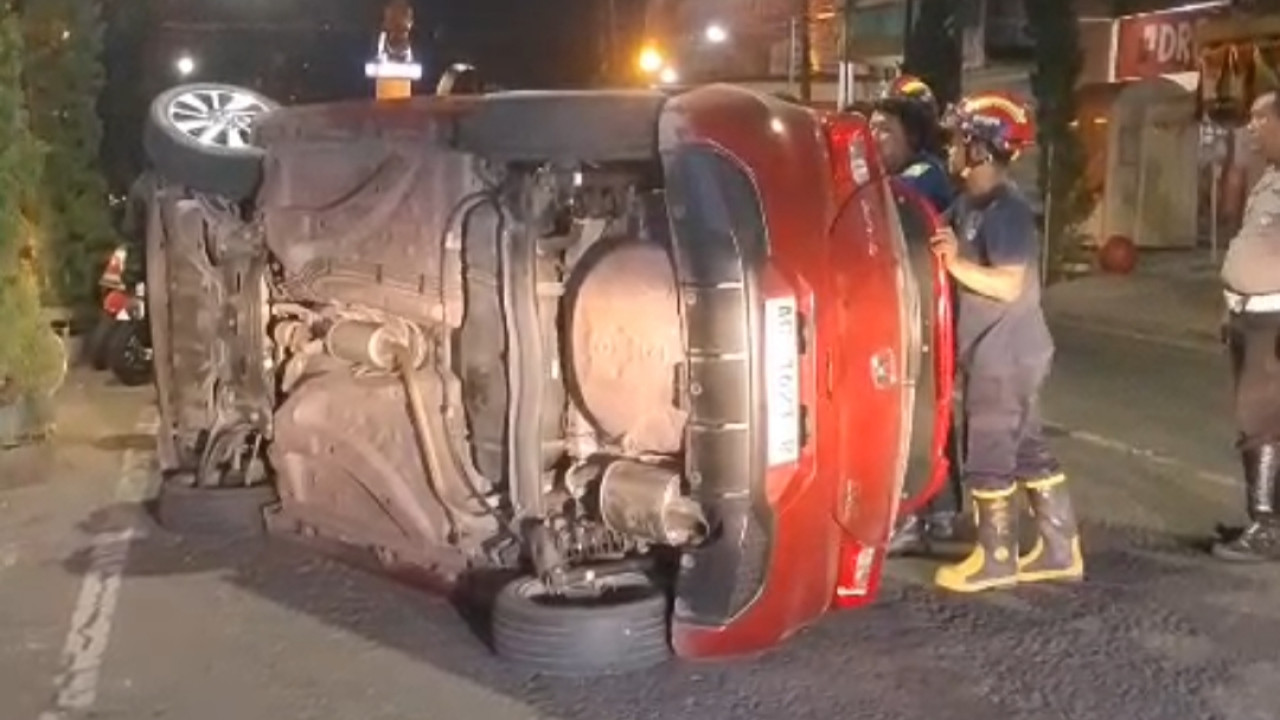 Mobil korban yang terbalik usai menabrak trotoar. (Foto: Damkar Tulungagung)
