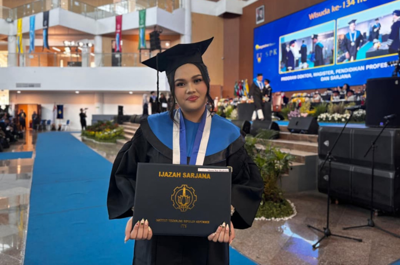 Hasna Nur Shadrina resmi jadi wisudawan termuda ITS di usia 19 tahun. (Foto: Humas ITS for jatimnow.com)