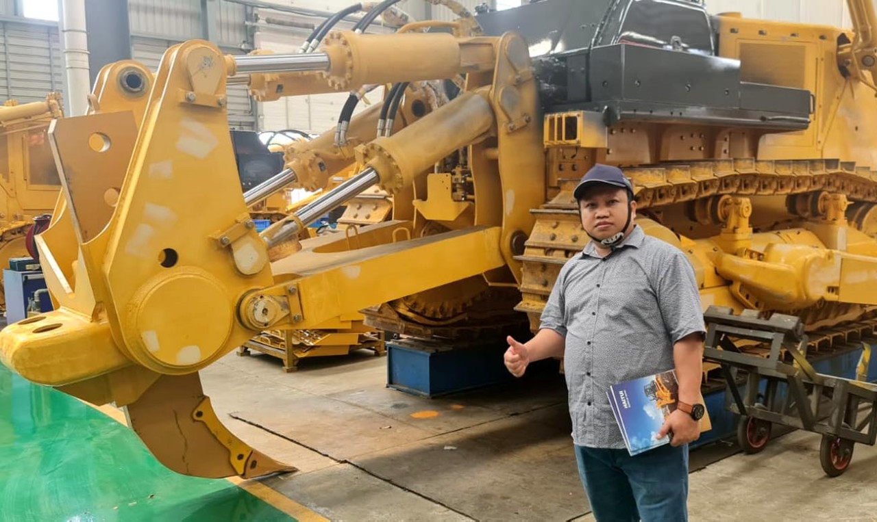 Zaky Gufron berpose dengan latar belakang alat berat. (Foto/Dokumentasi pribadi)