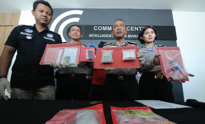 Kapolrestabes Surabaya menunjukkan barang bukti narkoba jenis sabu yang disita dari Galih/Foto: Narendra Bakrie
