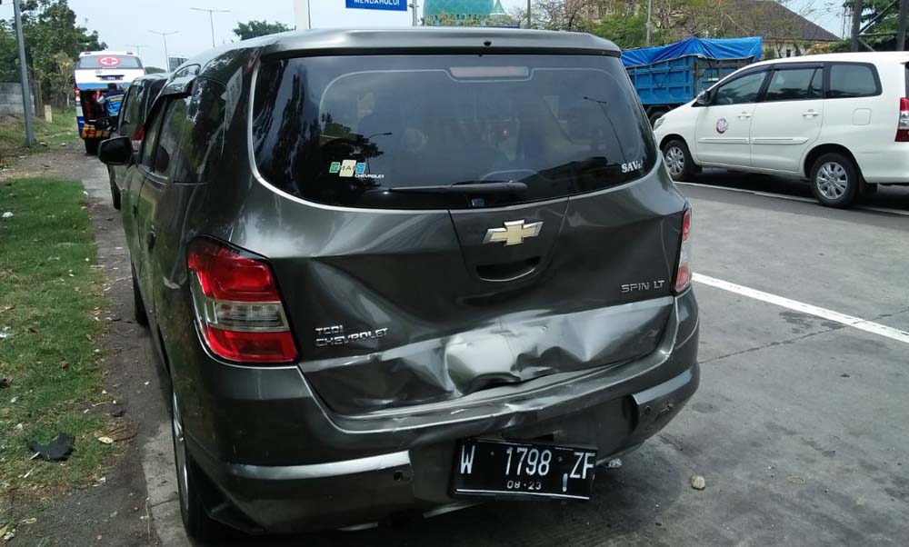 Mobil-mobil yang terlibat kecelakaan di Tol Waru-Perak, Surabaya. 