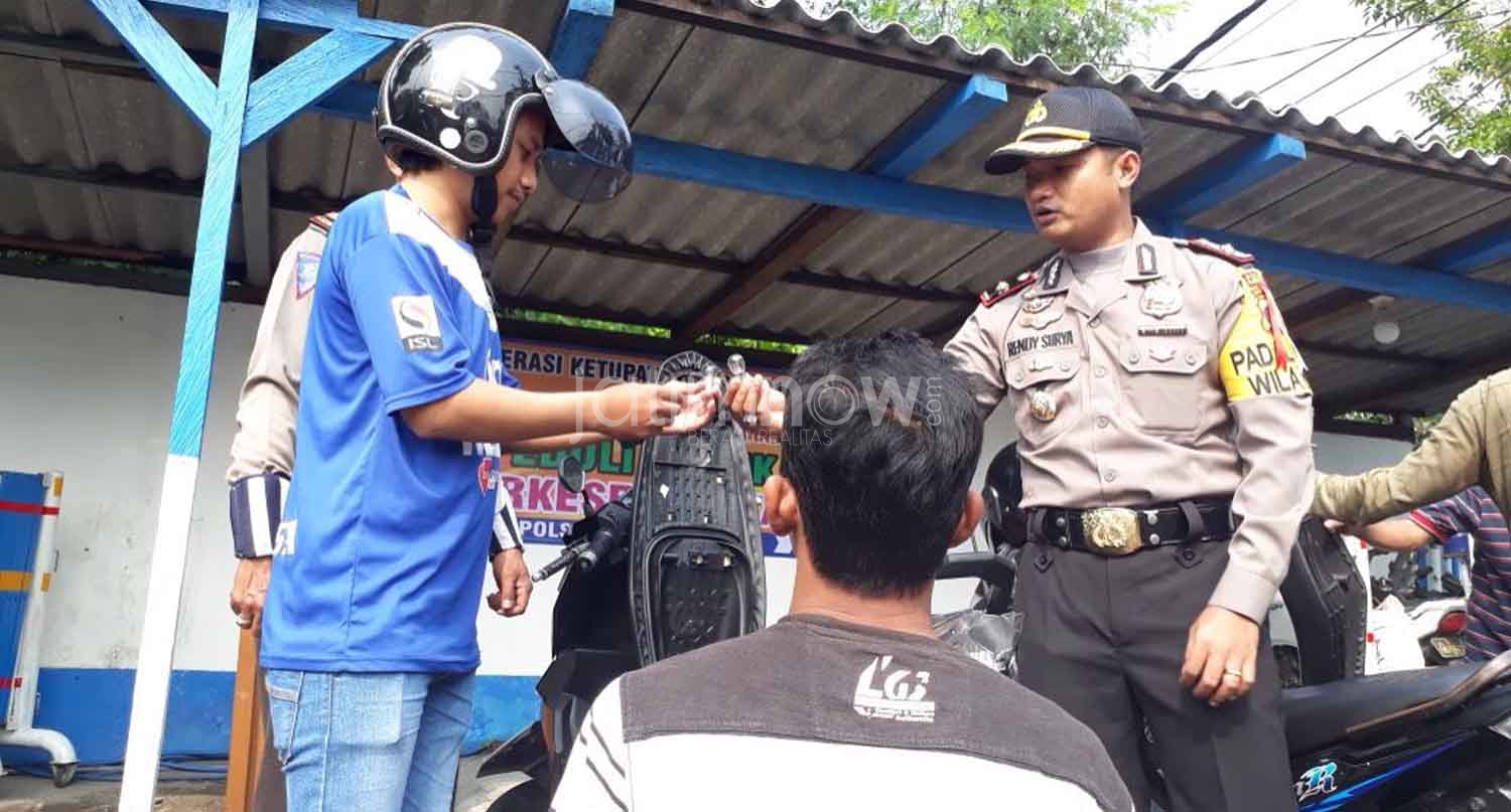 Asyik Polisi Di Surabaya Bagikan Lampu Motor Gratis Untuk Pemudik