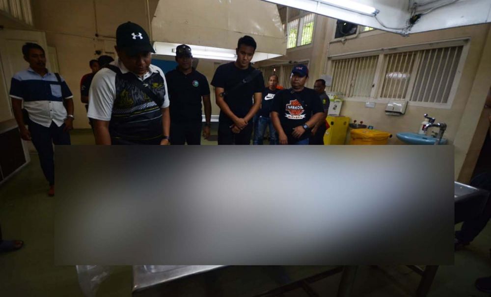 Kasat Resnarkoba Polrestabes Surabaya AKBP Memo Ardian, Kanit II Iptu Danang Eko dan Kasubnit Ipda Yoyok Hardianto di Kamar Mayat RSU dr Soetomo