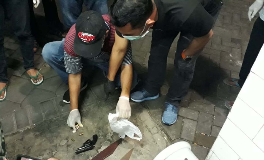 Barang bukti senjata api jenis pistol dan parang yang disita Tim Jatanras Polda Jatim dari dua bandit pencuri motor yang ditembak mati
