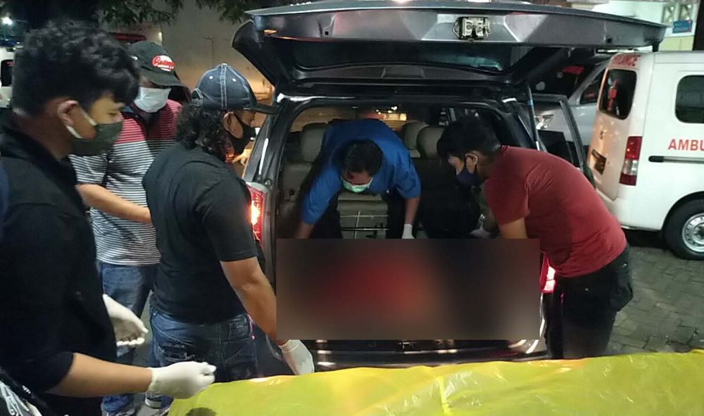 Jenazah salah satu bandit pencuri motor yang ditembak mati Subdit Jatanras Polda Jatim saat sampai di Kamar Mayat RSU dr Soetomo, Surabaya