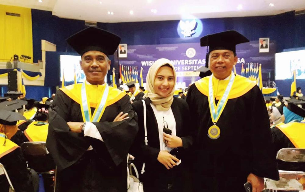Ketua PWI Jatim Ainur Rohim (kanan), menjadi salah satu yang diwisuda S2 Ilmu Politik Unair