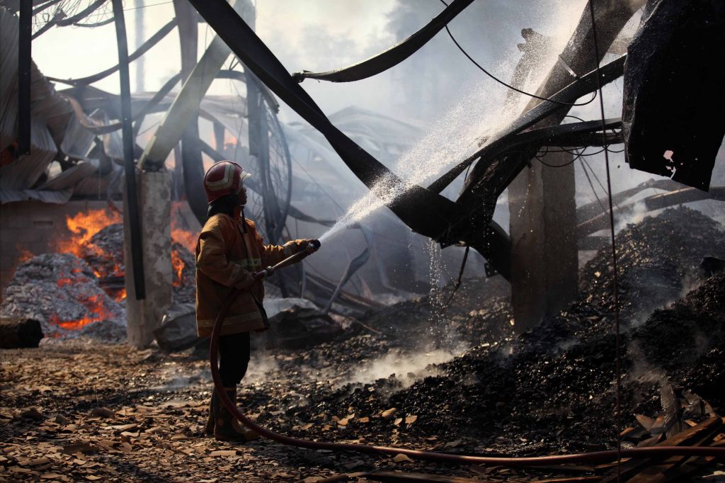 Perjuangan petugas damkar taklukan api yang membakar pabrik kayu di Gresik