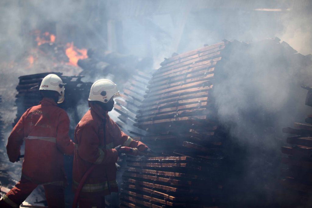 Perjuangan petugas damkar taklukan api yang membakar pabrik kayu di Gresik