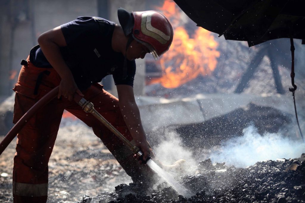 Perjuangan petugas damkar taklukan api yang membakar pabrik kayu di Gresik