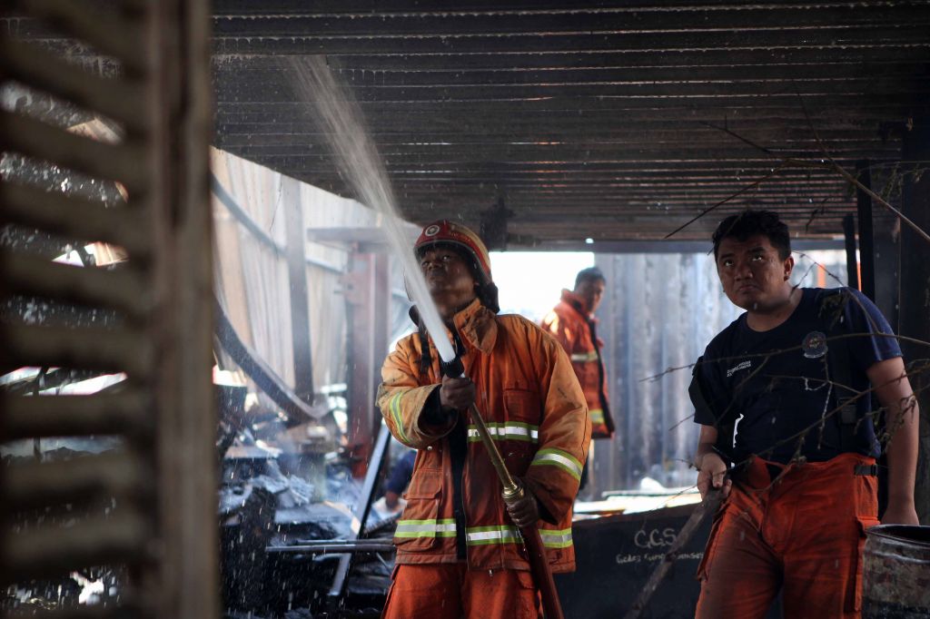 Perjuangan petugas damkar taklukan api yang membakar pabrik kayu di Gresik
