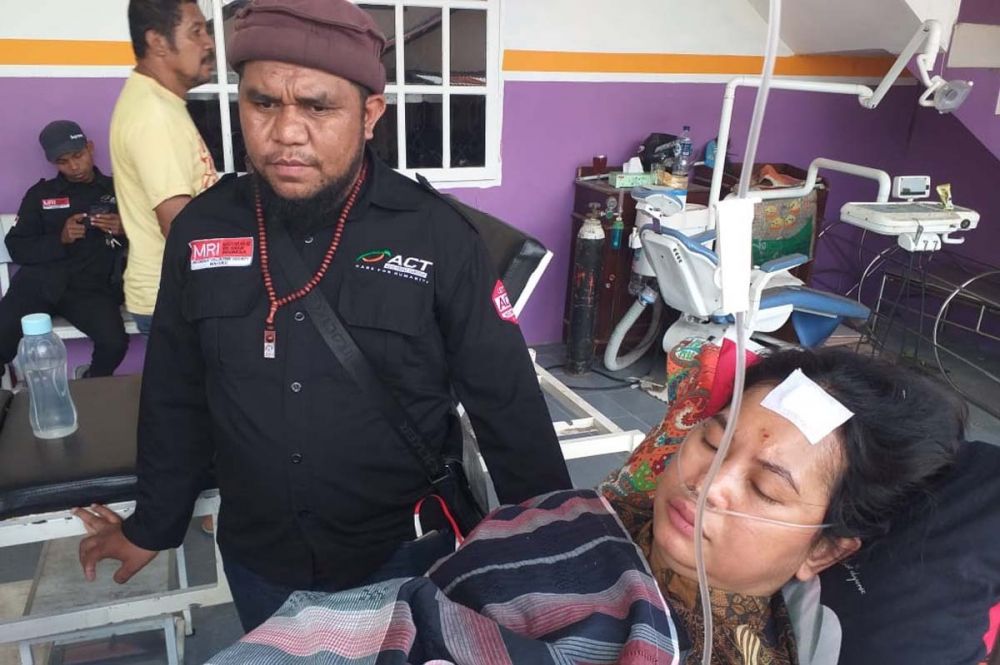 Relawan ACT membantu para korban gempa Ambon