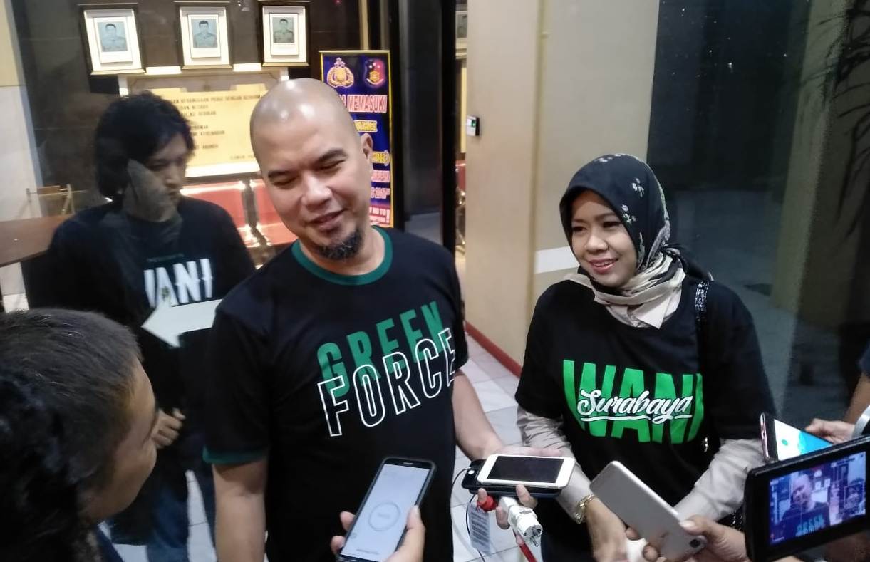 Ahmad Dhani Prasetyo usai diperiksa sebagai saksi di Mapolrestabes Surabaya