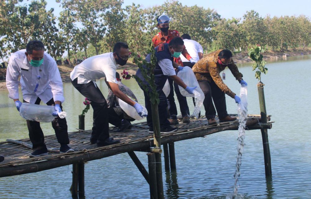 Penebaran 100 ribu benih ikan di Embung Rowo Glandang Desa Gading, Kecamatan Tambakrejo, Kabupaten Bojonegoro