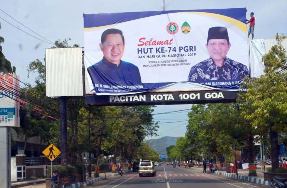 Reklame bergambar Afghani dan SBY saat momentum HUT PGRI dan Hari Guru Nasional 2019