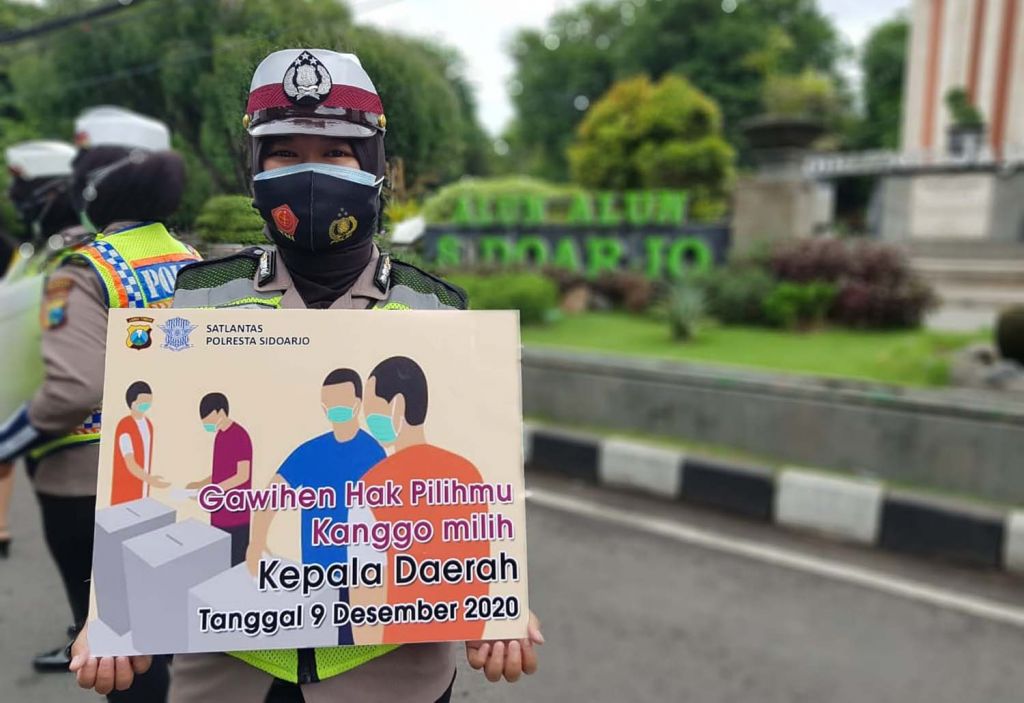 Satlantas Polresta Sidoarjo mengajak warga tak golput dan patuhi prokes