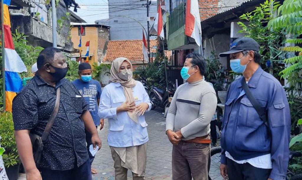 Politisi Partai Gerindra Surabaya, Ajeng Wira Wati mengampanyekan belanja di warung tetangga