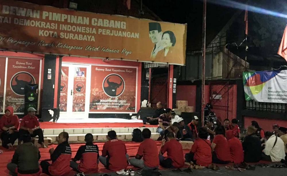 Di mana elit PDIP Kota Surabaya saat massa bawah menggelar aksi