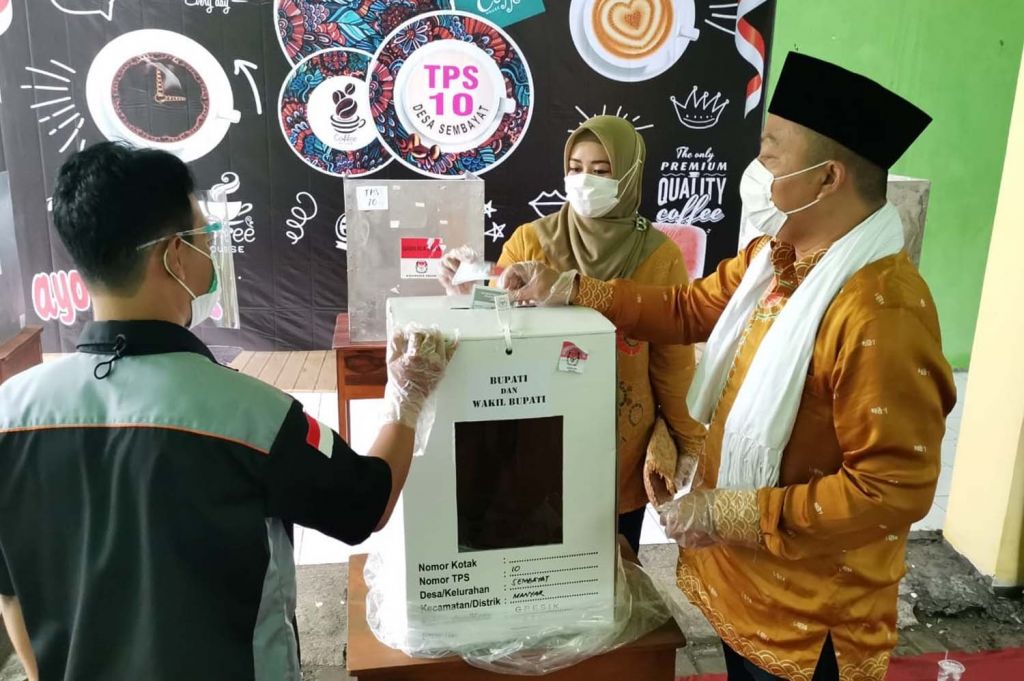 Alif menggunakan hak pilihnya bersama istri