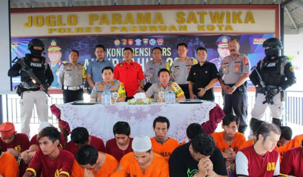 Kapolres Pasuruan Kota AKBP Dony Alexander memamerkan para tersangka dari ratusan kasus yang diungkap sepanjang Tahun 2019