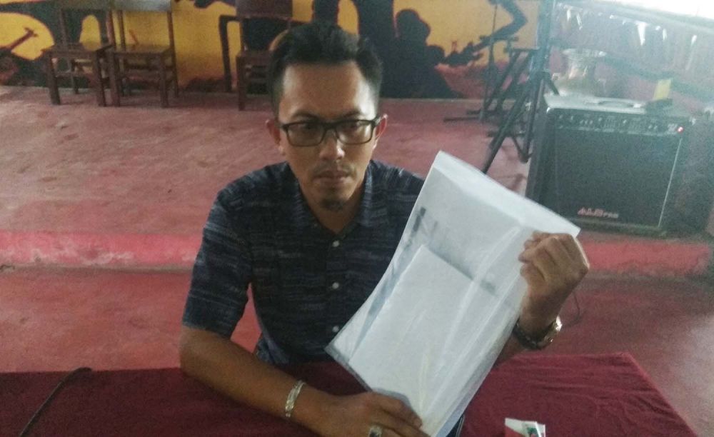 Wasis Kunto Atmojo, satu anggota DPRD Kabupaten Blitar saat jumpa pers terkait warga yang mengadukan dirinya ke polisi