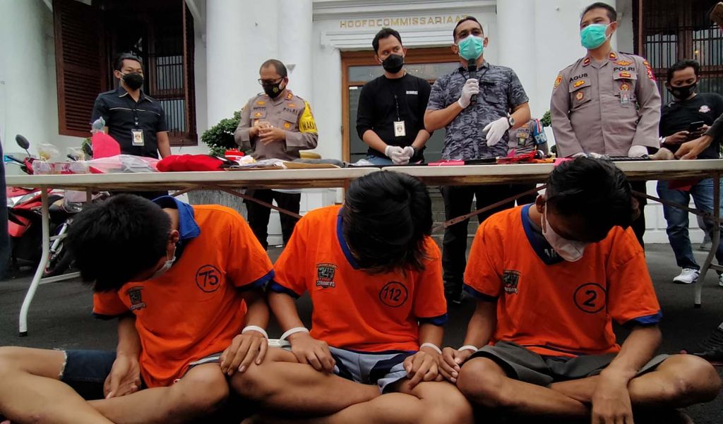 Tiga dari lima tersangka pengeroyokan dalam tawuran antar geng diamankan di Mapolrestabes Surabaya
