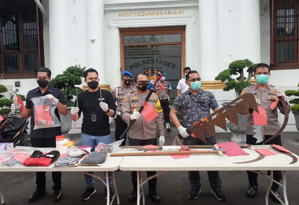 Barang bukti kasus tawuran antar geng diamankan di Mapolrestabes Surabaya