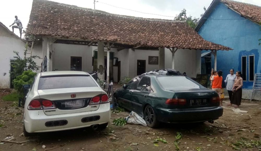 Angin kencang rusak sejumlah rumah di dua dusun di perbatasan Mojokerto-Jombang