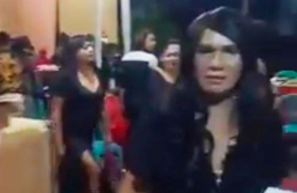 Para waria yang arisan di Pacet, Mojokerto membubarkan diri