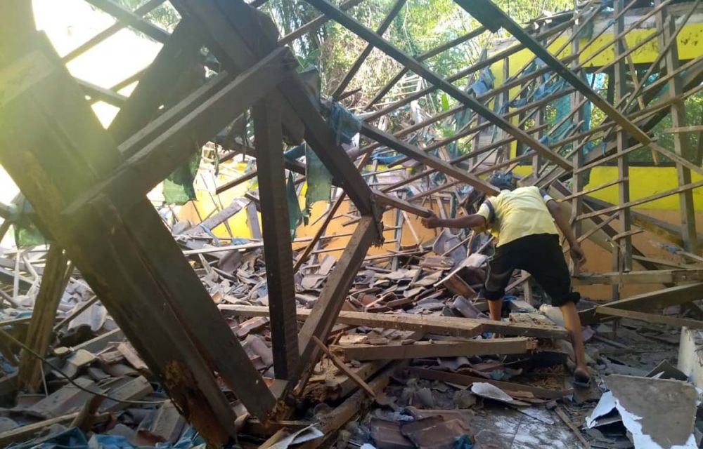 Atap dua ruang kelas di SDN Dukuh Klopo, Kecamatan Peterongan, Kabupaten Jombang ambruk