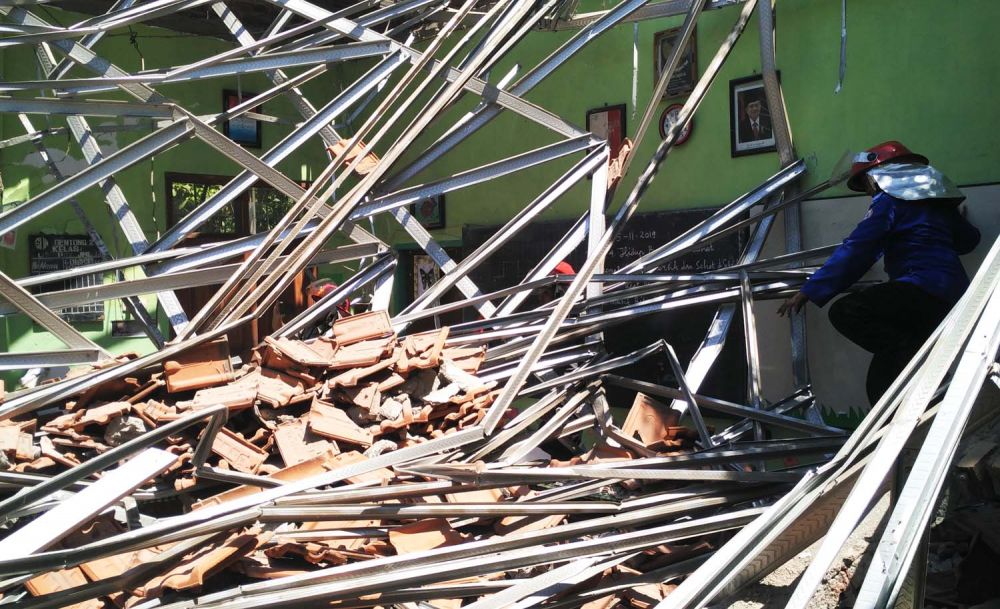 Atap empat kelas di SDN Gentong Kota Pasuruan ambruk