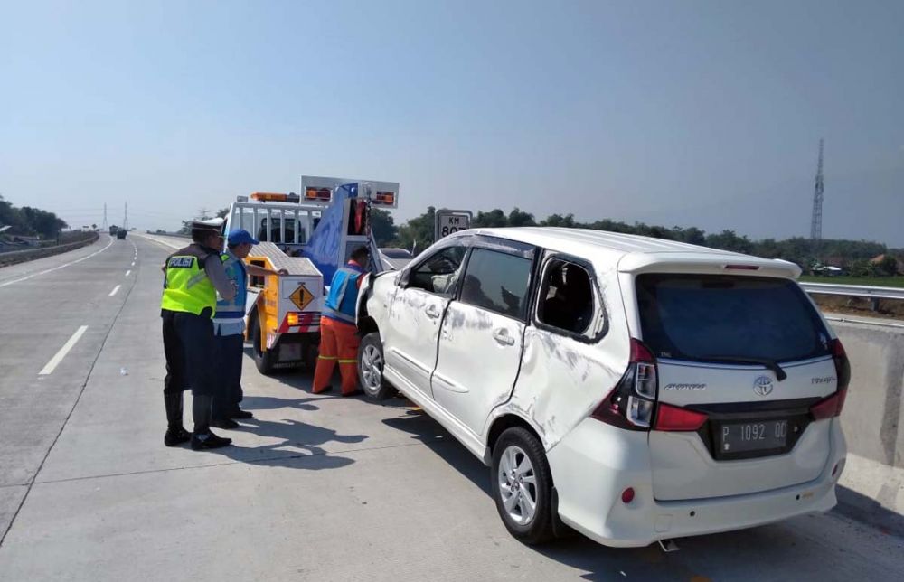 Evakuasi mobil Toyota Avanza yang terguling di Tol Gempol-Pasuruan
