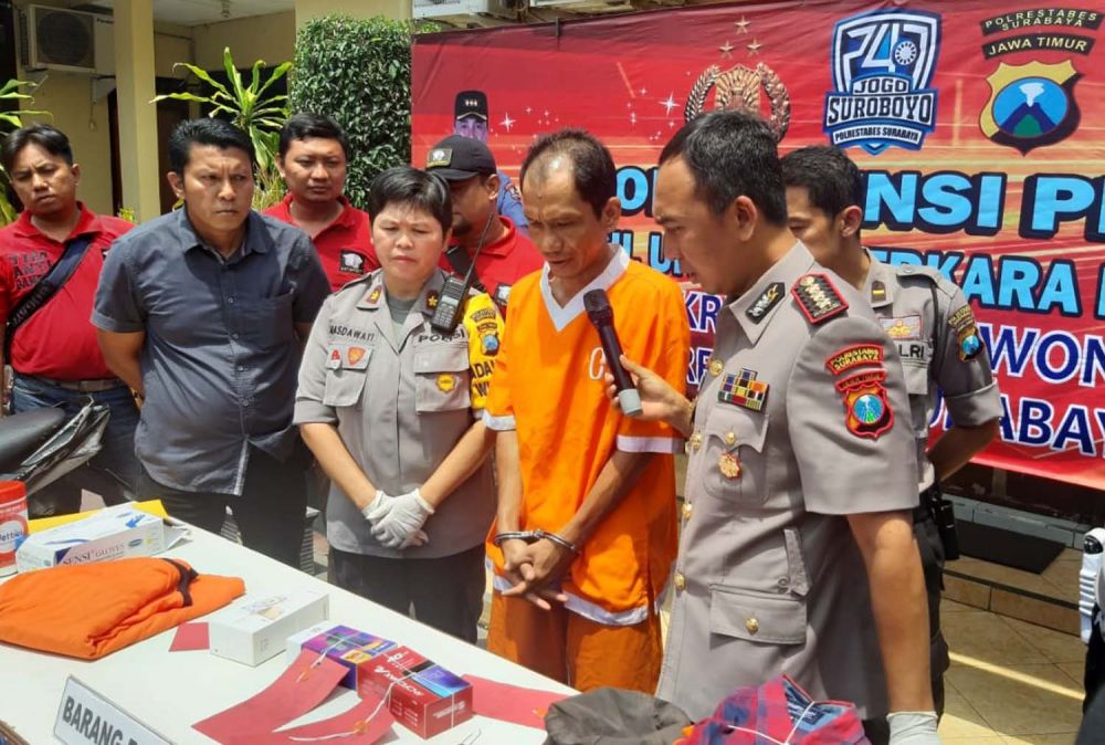 Kapolrestabes Surabaya Kombes Pol Sandi Nugroho meminta keterangan Nasir, ayah yang memperalat putrinya mencuri HP 7 kali