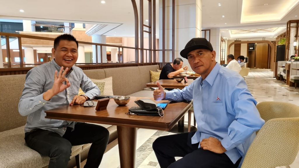 Kiagung Firdaus (kiri) bersama almarhum Hartoto (kanan).