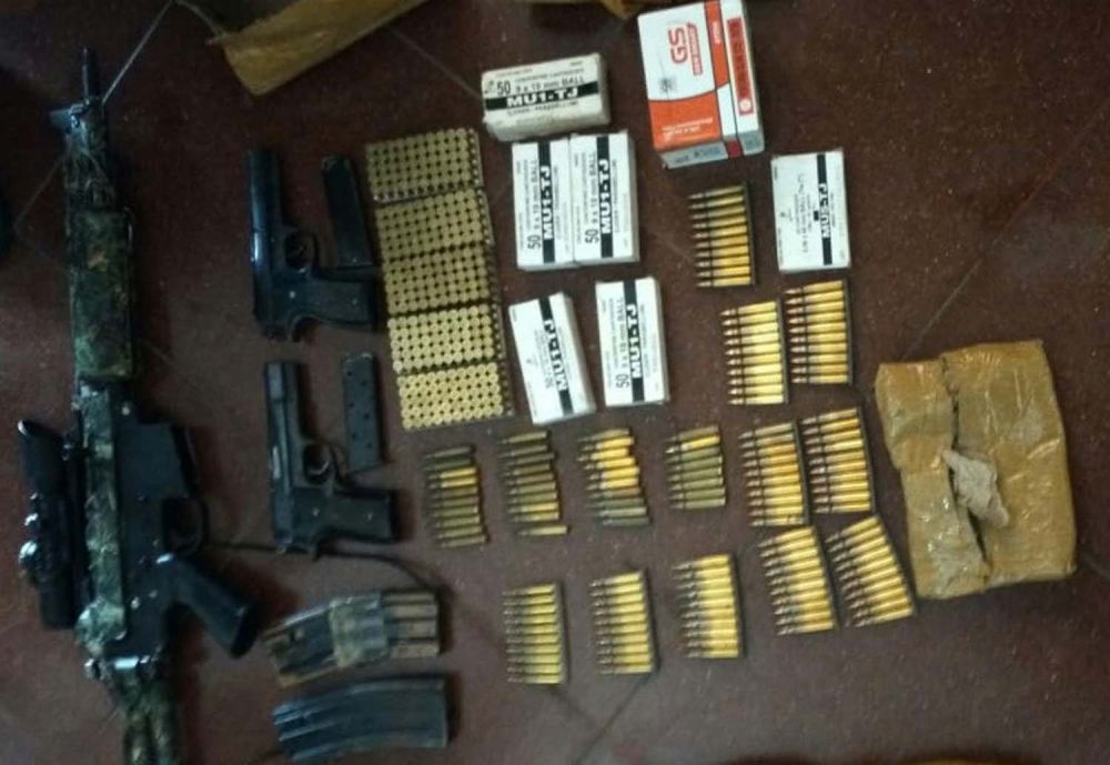 Barang bukti yang disita Densus 88 dari terduga teroris di Jalan Kunti, Surabaya (Foto: Istimewa)