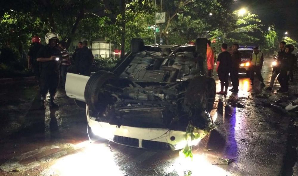 Mobil BMW terbalik di Jalan Raya Merr Surabaya