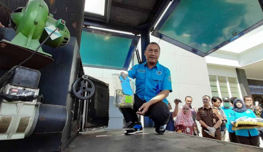 Kepala BNNP Jatim Brigjen Pol Bambang Priambodo memusnahkan sabu 5,2 Kg