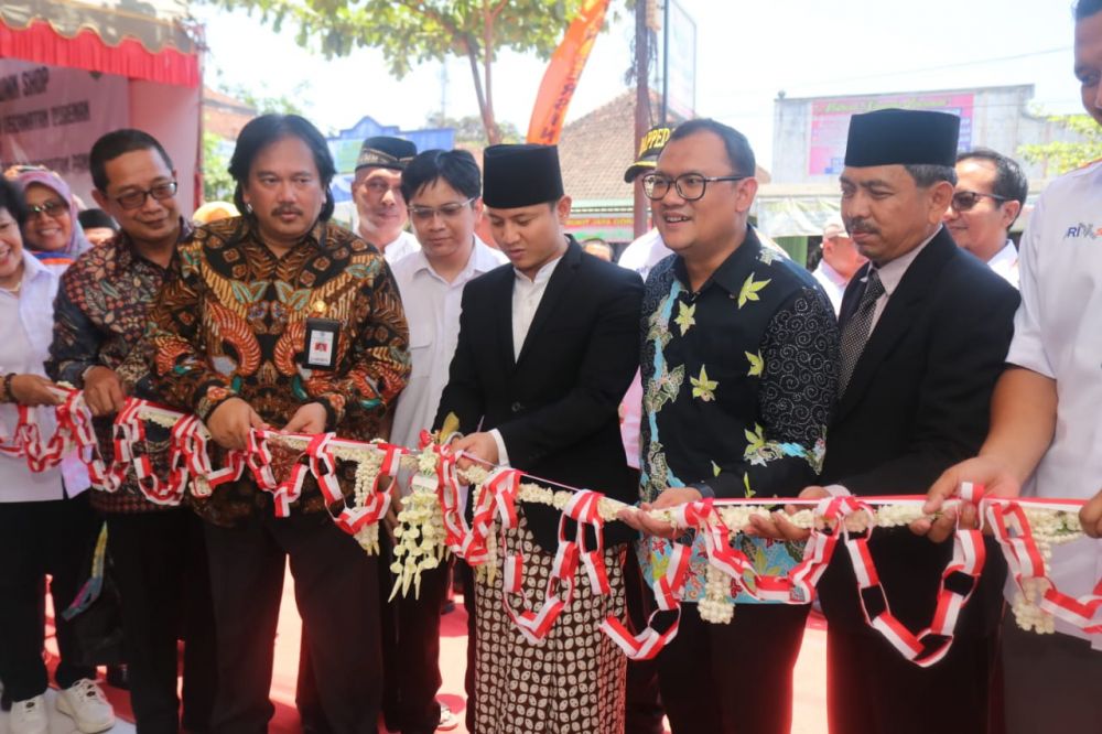 Bupati Nur Arifin meresmikan BUMN Shop, BUMDESMA di Trenggalek