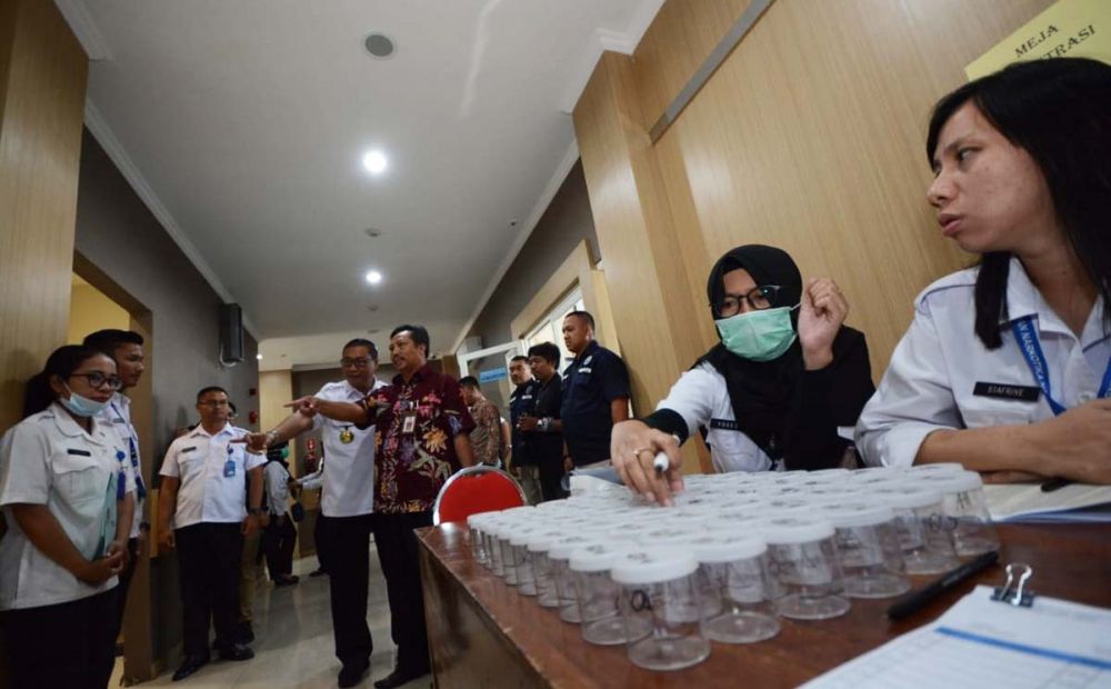 Petugas BNNP Jatim menyiapkan perangkat untuk tes urine para bacakades se Kabupaten Sampang