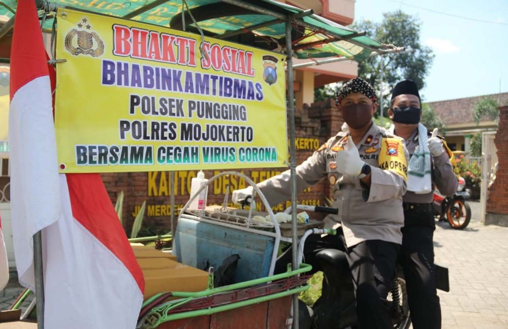 Selain bagikan sembako, Wakapolres Mojokerto Kompol David Triyo Prasojo dan jajaran juga memberikan imbauan pencegahan Covid-19