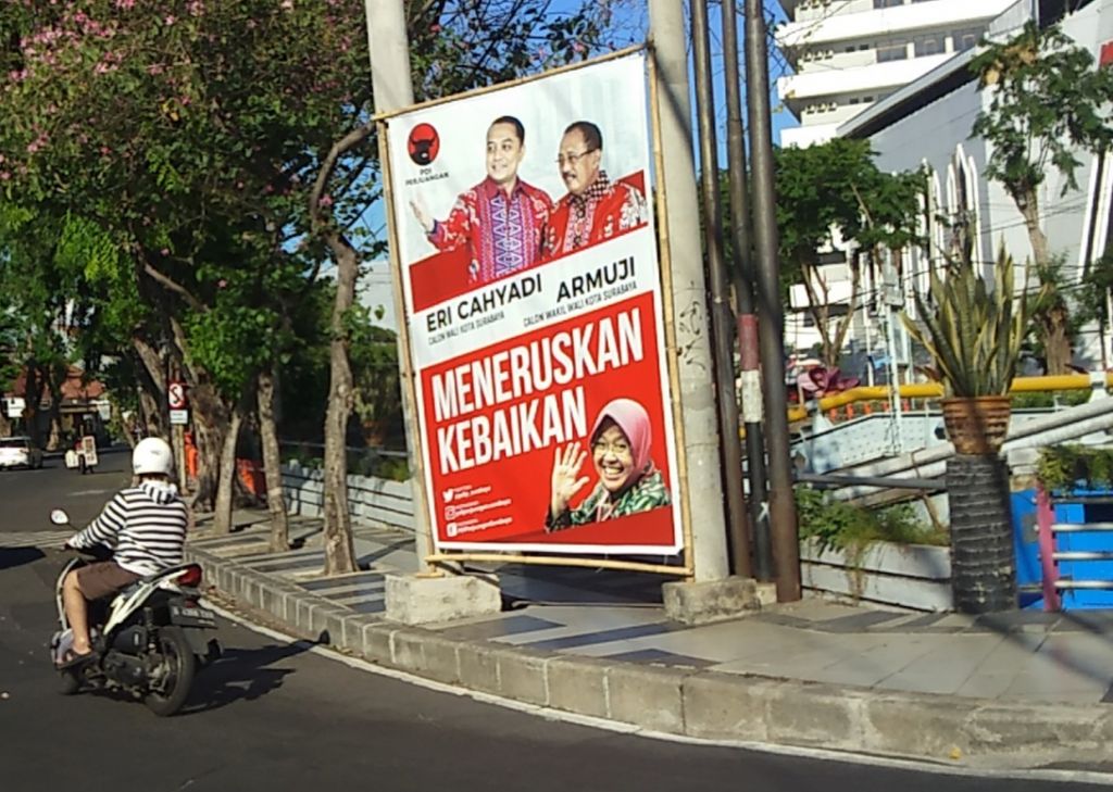 Baliho liar Paslon Erji di dekat Jembatan Jalan Yos Sudarso, Surabaya