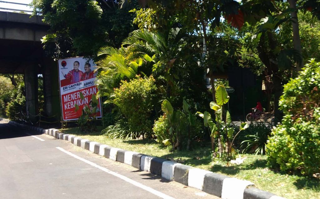 Baliho liar Paslon Erji terpasang di bawa Jembatan Tol Simo, Surabaya