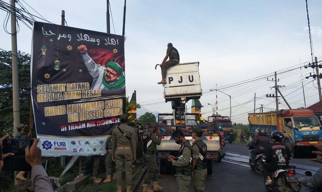 Satpol PP bongkar baliho bergambar Habib Rizieq di Pasuruan