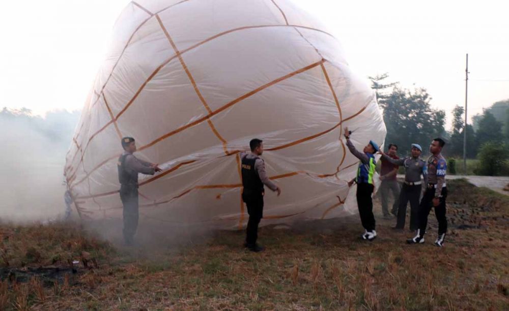 Salah satu balon udara yang berhasil disita Polres Ponorogo sebelum terbang