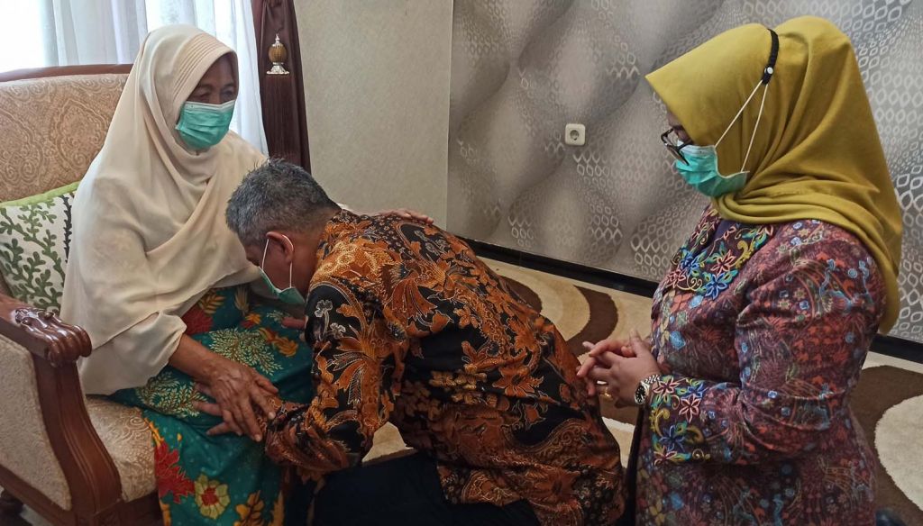 Bambang melakukan sungkeman sebelum berangkat mencoblos